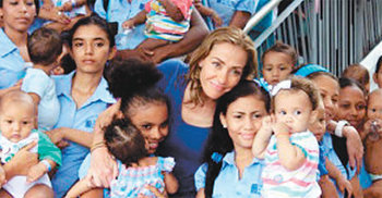 남미 콜롬비아 카르타헤나 시에 있는 ‘후안 펠리페 고메스 에스코바르 재단’에서 10대 미혼모 2000여 명의 대모로 불리는 이 재단의 운영자 카타리나 에스코바르 씨가 미혼모 및 아이들과 함께 밝게 웃고 있다. 후안 펠리페 고메스 에스코바르 재단 홈페이지