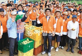 한화그룹 임직원들이 충남 서산시 대산읍 화곡리의 한 과수원을 찾아 농민들을 도와 낙과를 줍고 분류했다. 한화그룹 제공