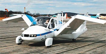 미국의 자동차회사 테라퓨저가 개발해 3월 시험비행에 성공한 비행자동차 ‘트랜지션’. 2인승으로 대당 가격은 3억 원이 넘는다. 도로에서는 시속 112km로 달리고, 공중에선 시속 185km로 날 수 있지만 접이식 날개 때문에 도로 주행이 쉽지 않다는 등의 단점이 남아 있다.