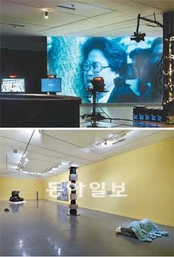 임민욱 씨는 방송사의 뉴스스튜디오를 통해 이데올로기와 미디어의 역할에 의문을 제기한다(위). 김홍석 씨의 작품은 동일한 작품으로 이뤄진 세 개의 방에서 세 명의 안내인이 각기 다른 설명을 들려준다(아래). 국립현대미술관 제공