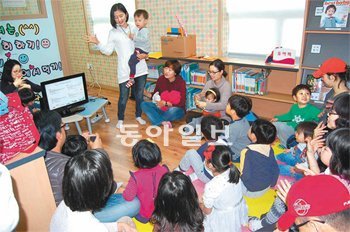 인천의 공공도서관들이 9월 독서의 달을 맞아 책과 관련된 다채로운 행사를 연다. 사진은 어린아이들이 영종도서관에서 영상동화를 보며 즐거워하는 모습. 인천 영종도서관 제공