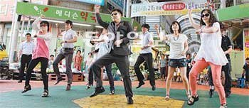 강성호 대구 서구청장(앞줄 가운데)과 공무원, 주민들이 신평리시장에서 가수 싸이의
노래 강남스타일에 맞춰 말춤을 추고 있다. 대구 서구 제공