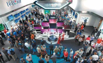 독일 베를린에서 열리고 있는 ‘IFA 2012’에서 LG전자는 유기발광다이오드(OLED) TV를 이용한 조형물로 전시장을 꾸며 큰 인기를 모았다. 전시장을 가득 메운 관람객들이 LG전자의 전략 제품인 OLED TV와 초고화질(UD) TV를 유심히 지켜보고 있다. LG전자 제공