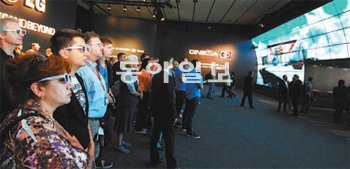 관람객들이 LG전자 전시장 입구에 마련된 3차원(3D) 멀티스크린으로 입체 영상을 감상하고 있다. LG전자 제공