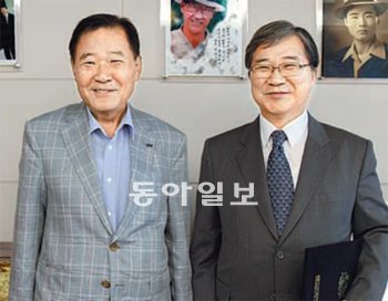 ㈜KCC 정상영 명예회장(왼쪽)과 울산대 이철 총장이 3일 서울 KCC 본사에서 ‘정상영 특별장학’ 협약을 체결한 뒤 포즈를 취하고 있다. 울산대 제공