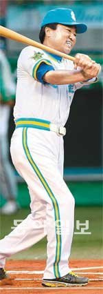 장효조(1956∼2011)가 2010년 7월 24일 대구구장에서 열린 올스타전에서 현역 시절 못지않은 멋진 스윙으로 시타를 하고 있다. 1980년대 ‘안타제조기’로 불렸던 그는 삼성 스카우트를 맡았을 때 경북고 김상수를 발굴했고 2군 감독 시절에는 배영섭을 조련했다. 동아일보DB