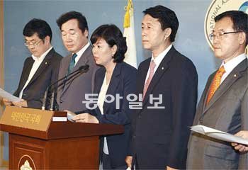 민주통합당 대선후보 경선에 나선 손학규 후보 캠프의 김유정 대변인(가운데) 등이 5일 국회 정론관에서 모바일 투표가 제대로 진행되지 않았다는 의혹을 제기하고 있다. 안철민 기자 acm08@donga.com