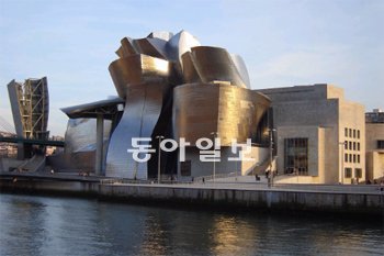 1997년 개관한 스페인 빌바오 구겐하임 미술관. 동아일보DB