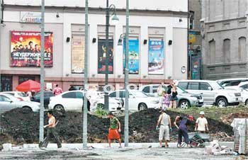 무더위가 한창이던 지난달 22일 러시아 블라디보스토크 시내 체육관 부근 해변에서 북한 노동자 5명이 바쁘게 일하고 있다. 블라디보스토크 시내에서는 약 3000명의 북한 노동자가 일하고 있는 것으로 추정된다. 블라디보스토크=이헌진 특파원 mungchii@donga.com