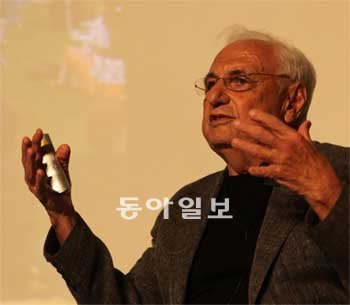 건축가 프랭크 게리는 5일 강연에서 사적 125호인 종묘를 언급하며 “정말 훌륭한 건축물이다. 아들이 나와 아내가 은퇴 후 살 집을 설계하고 
있는데 종묘랑 비슷한 부분이 있다”고 말했다. 그는 6일 오전 종묘를 둘러볼 예정이다. 삼성미술관 리움 제공