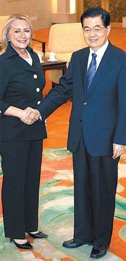 후진타오 만났지만… 중국을 방문한 힐러리 클린턴 미국 국무장관(왼쪽)이 5일 베이징 인민대회당에서 후진타오 중국 국가주석을 만나 악수를 하고 있다. 베이징=AP 연합뉴스