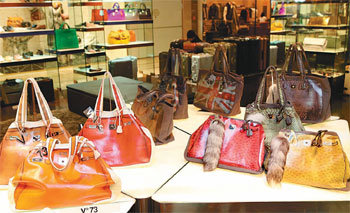 명품보다 더 다채롭고 위트 있으며 실용적인 페이크 백이 인기다. 롯데백화점 에비뉴엘 편집매장 힐앤토트에는 여우 털이 달린 V°73의 가을겨울 신상품이 나와 있다. 롯데백화점 제공