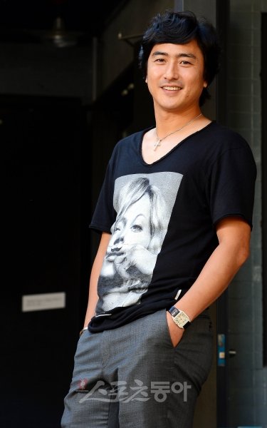 한 시대를 풍미했던 스타플레이어 출신 안정환은 은퇴 후 봉사하는 축구인으로 변신했다. 말로만 봉사하는 게 아니다. 프로연맹 
명예홍보팀장으로 전국을 직접 돌며 K리그 홍보에 여념이 없다. 박화용 기자 inphoto@donga.com 
트위터@seven7sola