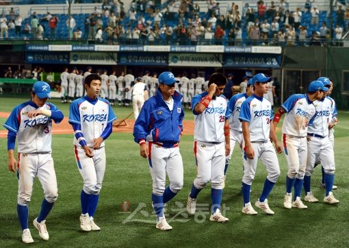 경기에 패한 한국 선수들이 더그아웃으로 들어서고 있다. 목동｜김민성 기자 marineboy@donga.com 트위터 @bluemarine007