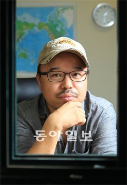 윤태호 작가는 “정해진 칸에서 나의 이로움을 위해 합리적이고 효율적인 수를 고민하는 바둑은 외모 성질 등 우리에게 주어진 조건에서 매순간 선택의 기로에 서야 하는 인생과 참 닮았다”고 설명했다. 신원건 기자 laputa@donga.com