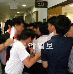 6일 오전 전교조 전남지부가 학교폭력 가해 사실을 학생부에 기재하는 걸 철회하라며
전남도교육감 부속실을 점거했다. 전교조 간부 4명이 부속실로 들어가려 하자 교육청
관계자들이 막으면서 뒤엉켜 있다. 노컷뉴스 제공