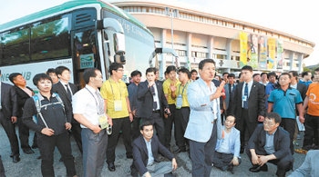 6일 광주 염주체육관에서 열린 민주통합당 대선후보 광주·전남 지역 경선에서 문재인 후보가 1위를 차지하자 다른 후보 지지자들이 당 지도부가 탄 버스 앞을 가로막으며 항의하고 있다. 이들은 “모바일 투표는 사기”라고 주장하며 경호요원들과 대치했다. 광주=뉴스1