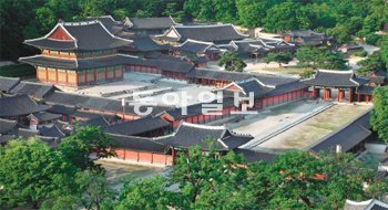 창덕궁은 조선 왕조 500년의 건축술을 고스란히 간직하고 있다. 자연과 건물이 조화를 이룬 인정전 일대. 인정전은 임금이 정사를 보는 곳으로 인자한 정치를 펼친다는 뜻을 가지고 있다. 글항아리 제공