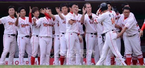 SK 최정(오른쪽 2번째)이 9일 문학 넥센전 3회 중월2점아치로 자신의 한 시즌 최다 홈런(21개)을 기록한 뒤 덕아웃으로 돌아와 동료들의 환영을 받고 있다. 문학｜김종원 기자 won@donga.com 트위터 @beanjjun