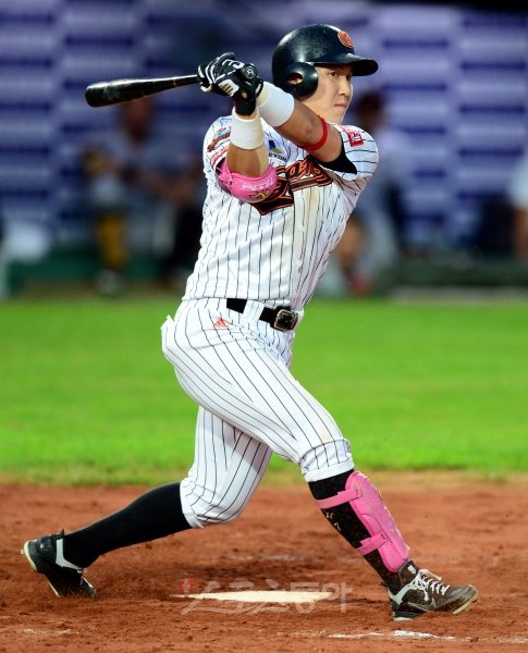 야구를 그만 둘 생각까지 하는 등 한때 가슴앓이가 심했던 롯데 박준서. 긍정적 마음과 아내의 조언으로 다시 일어선 그는 5월 이후 줄곧 1군에 머물며 팀에 큰 힘을 보태고 있다. 스포츠동아DB