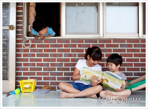 ▲ 사진 부문  최우수상 <나도 읽어줘 (박준덕 作)>