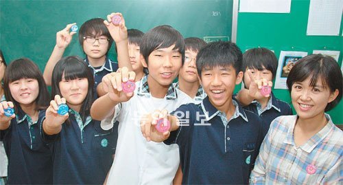 경기 가운중 1학년 2반 담임교사와 학생들이 핑크·블루배지를 내보이며 활짝 웃고 있다.