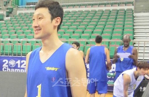 삼성 황진원이 10일 훈련 중인 동료들을 바라보며 웃고 있다. 11년간 5개 팀을 거쳐 친정으로 복귀한 황진원은 올 시즌 삼성 부활의 키플레이어로 꼽힌다. 선전(중국)｜정지욱 기자