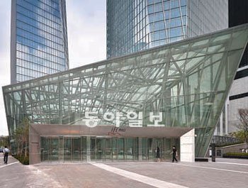 통유리… 서울 영등포구 여의도동 IFC몰은 1층 입구에 최고 높이 17m의 유리재질 파빌리온을 설치했다. IFC몰 제공
