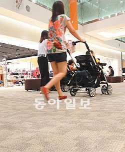 카펫… 롯데몰 김포공항의 바닥에는 카펫이 깔려 있다. 천천히 걷게 해 쇼핑몰 내 체류 시간을 늘리기 위한 ‘과학’이다. 롯데자산개발 제공