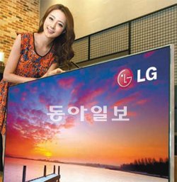 LG전자 모델이 10일 서울 영등포구 여의도동 LG트윈타워에서 60인치 시네마3D 스마트 TV 최고급 모델을 소개하고 있다. 가격은 670만 원이다. LG전자 제공