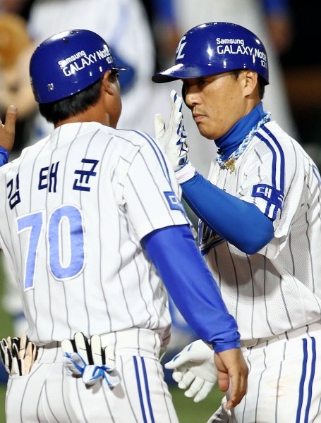 삼성 이승엽(오른쪽)이 10일 대구 넥센전 6회말 좌월솔로홈런을 친 뒤 김태균 코치와 하이파이브를 하고 있다. 개인통산 504호를 때려낸 이승엽은 일본프로야구의 전설인 재일동포 장훈이 보유한 한국인 최다홈런과 타이를 이뤘다. 사진제공｜스포츠코리아