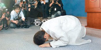 낮은 곳으로… 통합진보당 강기갑 대표가 10일 오전 국회 정론관에서 기자회견을 열어 당대표직 사퇴와 탈당을 선언한 뒤 국민에게 당의 분당사태 등에 대한 사과의 절을 하고 있다. 김동주 기자 zoo@donga.com