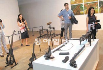 멕시코 작가 페드로 레예스는 무기를 변형한 악기와 퍼포먼스를 선보여 보이지 않는 구조적 폭력의 문제를 제기했다.