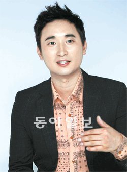 카메라 앞에 선 가수 박무진은 “동아일보 사옥 앞에서 길거리 공연을 많이 해봐선지 덜 떨린다”면서 “샐러리맨의 애환이 담긴 ‘달라달라’로 일단 대리급 이하 ‘직(직장인)심’을 확실히 사로잡겠다”며 웃었다. 김경제 기자 kjk5873@donga.com