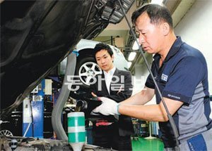 엔진 오일을 교체하는 모습. 현대모비스 제공