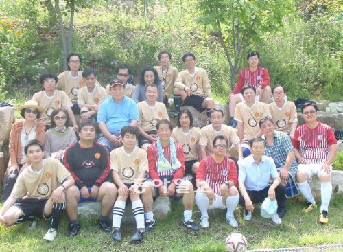 자칭 ‘세계 최초, 유일한 시인축구단’인 ‘글발’이 창단 20주년 기념 시선집 ‘토요일이면 지구를 걷어차고 싶다’()를 펴냈다. 7월 강원 정선에서 경기를 가진 글발 멤버들. 글발 제공