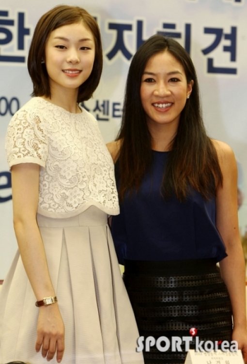 김연아와 포즈를 취한 미셸 콴(오른쪽). 사진=스포츠코리아
