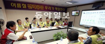 12일 한국전력거래소 ‘워룸(작전실)’에서 남호기 이사장(왼쪽)이 ‘750회의’를 주재하고 있다. 750회의는 매일 오전 7시 50분에 열리는 데서 붙여진 이름이다. 원대연 기자 yeon72@donga.com