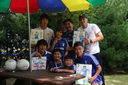 수원의 열혈 서포터스인 함창수 씨 가족이 10일 경기도 화성 수원클럽하우스를 방문해 선수들과 기념촬영을 하고 있다. 사진제공｜수원삼성