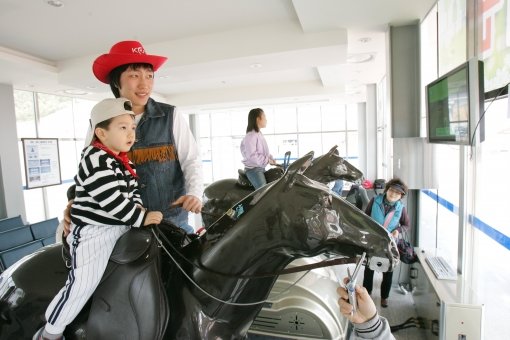 어린이들이 승마 시뮬레이터를 타며 즐거워하고 있다. 사진제공｜한국마사회