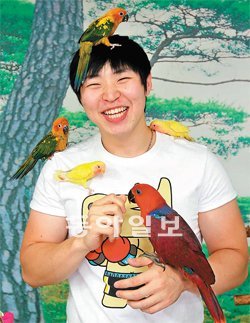 앵무새는 비슷해 보여도 각기 개성이 다르단다. 노래를 잘하는 앵무새가 있고, 발음이 더 또렷한 앵무새도 있고…. 간단히 한마디 해 달랬더니 1시간 넘게 예찬론이 쏟아졌다. 결국 중간에 말을 끊고 말았다. 김승수 씨(사진)는 “앵무새만 생각하면 흥분이 돼서”라며 수줍게 웃었다. 부산=최재호 기자 choijh92@donga.com