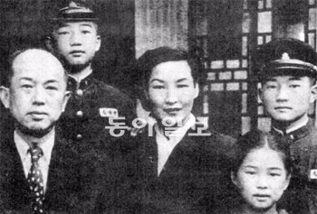 아들 마종기 시인이 기증한 박외선 선생의 가족사진. 1955년 서울 명륜동 자택에서 찍었다. 왼쪽부터 남편 마해송 선생, 차남 마종훈 씨, 박 선생, 딸 마주해 씨,장남 마종기 씨. 연낙재 제공