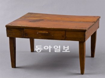 모윤숙 시인이 집필에 사용한 책상. 서울 종로구 평창동 영인문학관에서 14일부터 열리는 ‘글을 담는 반짇고리’전은 여성 문인 13명의 일상을 보여주는 자료들을 모아 전시한다. 영인문학관 제공