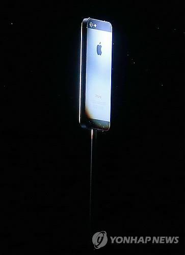 미국 애플은 12일(현지시간) 샌프란시스코 예르바 부에나센터에서 아이폰5를  공개했다.