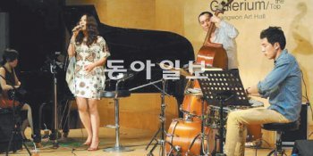 매달 한 차례 열리는 광원아트홀의 작은 음악회가 18일 5주년을 맞는다. 사진은 6월 정기공연에서 이부영 씨 등 재즈 보컬리스트가 ‘영화음악과의 데이트’란 주제로 연주를 하는 모습. 광원아트홀 제공