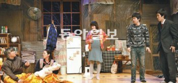 부산예술제 기간 부산예술회관에서 선보이는 연극 ‘개 짖는 날’ 장면. 부산예총 제공