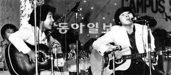 1980년 대학가요제에서 이범용(왼쪽) 한명훈 듀엣이 통기타를 치며 ‘꿈의 대화’를 부르고 있다. 동아일보DB