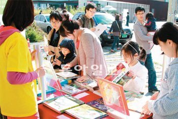 가을을 맞아 수도권 곳곳에서 책 축제가 열린다. 경기 파주시 문발동 파주출판도시에서 열린 아시아 최대 책 축제 파주북소리에서 관람객들이 책을 고르고 있다. 파주북소리 조직위원회 제공