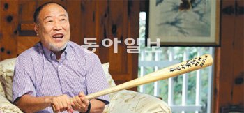 한국 프로야구 4할 타율을 기념해 제작된 방망이를 들고 있는 백인천. 그는 “프로는, 야구는 절대 즐기는 게 아니다”라고 했다. 박경모 전문기자 momo@donga.com
