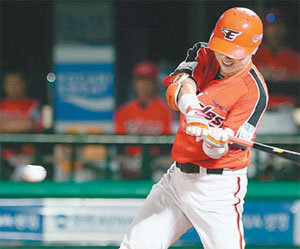 장성호 2000안타 1개 남았다 한화 장성호가 14일 넥센과의 목동 경기 5-5로 맞선 6회 2사 1, 2루에서 역전
 결승 적시타를 날리고 있다. 이날 4타수 2안타를 기록한 장성호는 개인 통산 2000안타에 한 개만을 남겨뒀다. 한국 
프로야구에서 2000안타 이상을 기록한 선수는 양준혁(전 삼성)과 전준호(전 히어로즈) 등 2명뿐이다. 연합뉴스